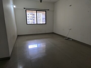 Room in 3 BHK Apartment at Parmar Corporate Lounge, Fergusson College Road – for Rent