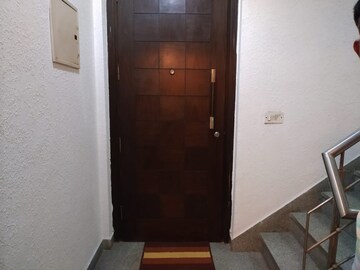 Furnished Amenities in 3 BHK Builder Floor at Greater Kailash I – for Rent