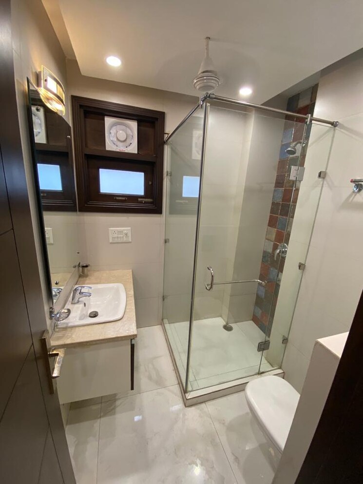 Bathroom, greater kailash i 3 Bedroom 1872 Sq.Ft. Builder Floor In Greater Kailash I Delhi 9682881