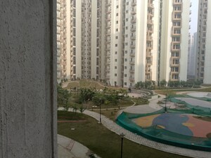 Swimming Pool in 1 BHK Apartment at Amrapali Dream Valley, Tech Zone 4 Greater Noida – for Rent