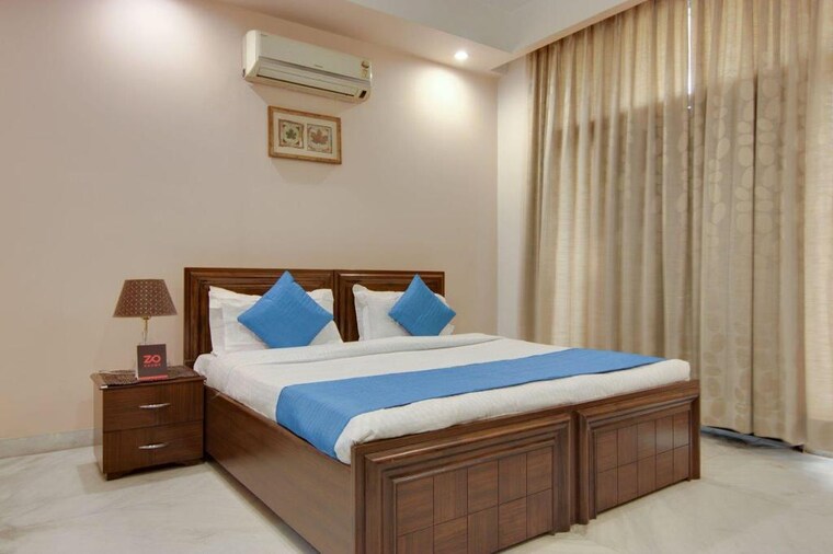 Bedroom, sector 71 6+ Bedroom 300 Sq.Mt. Independent House In Sector 71 Noida 9682963