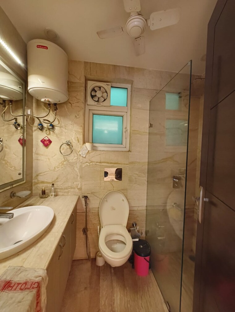 Bathroom, greater kailash i 3 Bedroom 208 Sq.Yd. Builder Floor In Greater Kailash I Delhi 9682968