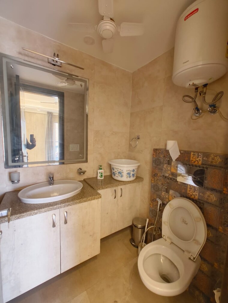 Bathroom, greater kailash i 3 Bedroom 208 Sq.Yd. Builder Floor In Greater Kailash I Delhi 9682968