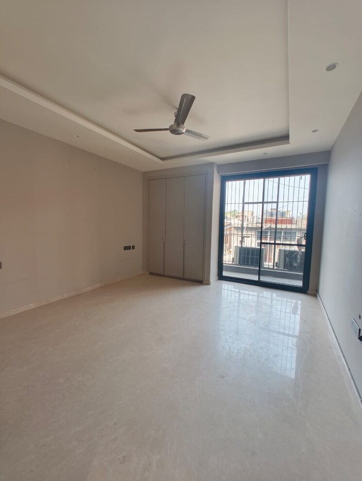 Room, greater kailash i 3 Bedroom 208 Sq.Yd. Builder Floor In Greater Kailash I Delhi 9682987