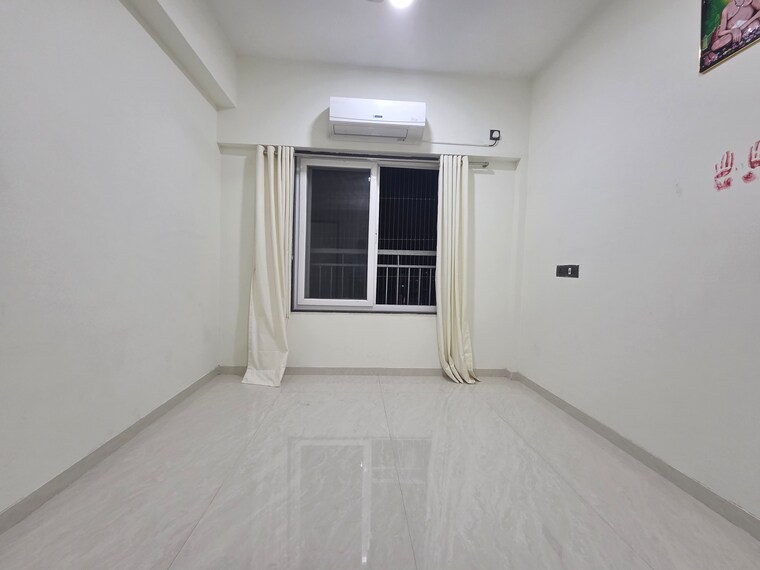 Room, goregaon west 3 Bedroom 1500 Sq.Ft. Apartment In Goregaon West Mumbai 9683036