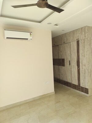 Room in 3 BHK Builder Floor at Sector 52 – for Rent