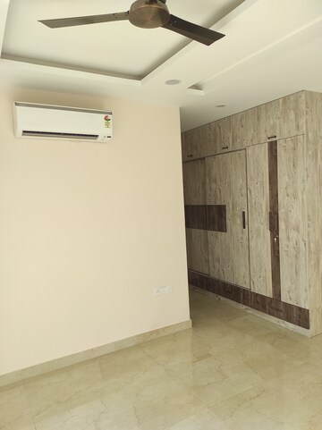 Room in 3 BHK Builder Floor at Sector 52 – for Rent