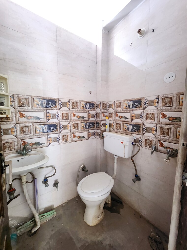 Bathroom, chattarpur 2 Bedroom 600 Sq.Ft. Builder Floor In Chattarpur Delhi 9683148