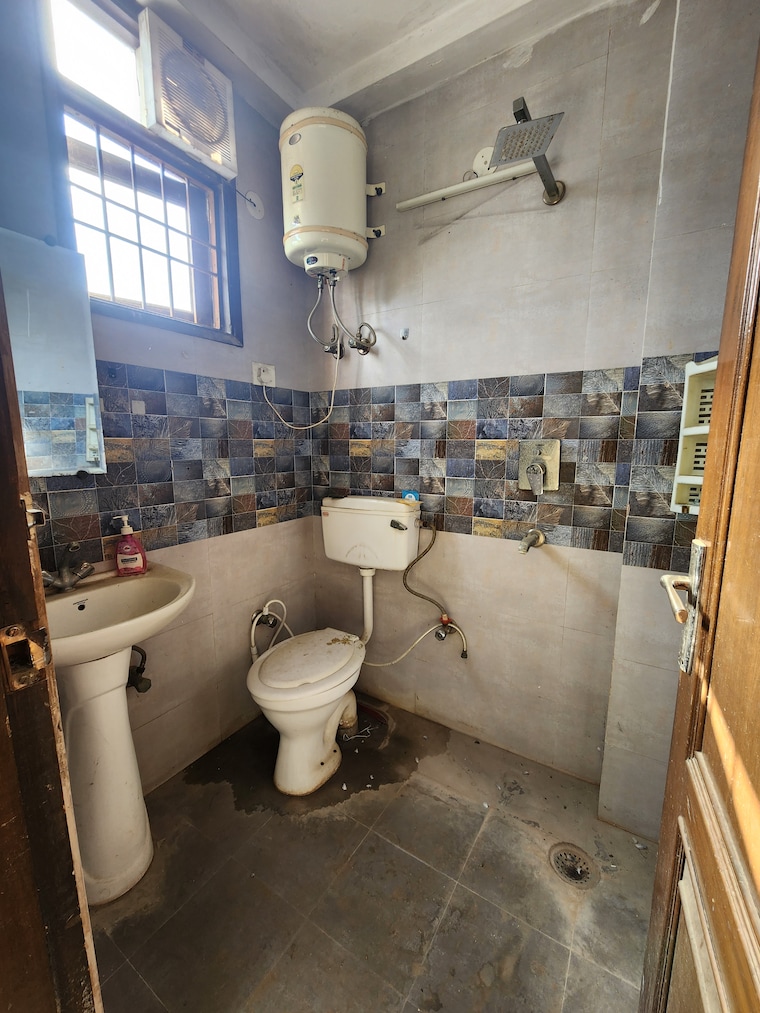 Bathroom, chattarpur 2 Bedroom 600 Sq.Ft. Builder Floor In Chattarpur Delhi 9683148