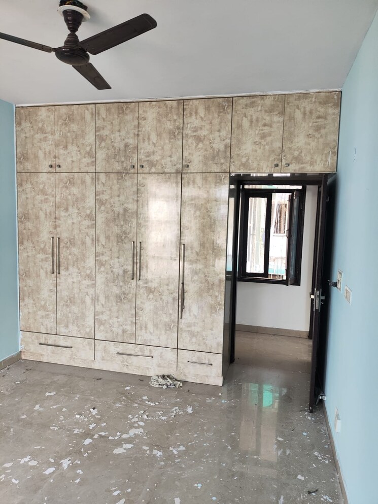 Room, sector 23 dwarka 3 Bedroom 1400 Sq.Ft. Apartment In Sector 23 Dwarka Delhi 9683278