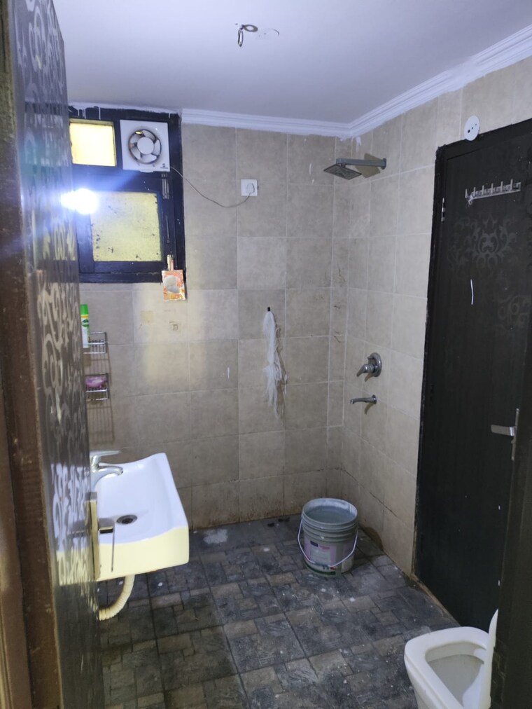 Bathroom, sector 23 dwarka 3 Bedroom 1400 Sq.Ft. Apartment In Sector 23 Dwarka Delhi 9683278