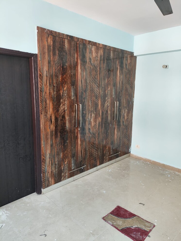 Room, sector 23 dwarka 3 Bedroom 1400 Sq.Ft. Apartment In Sector 23 Dwarka Delhi 9683278