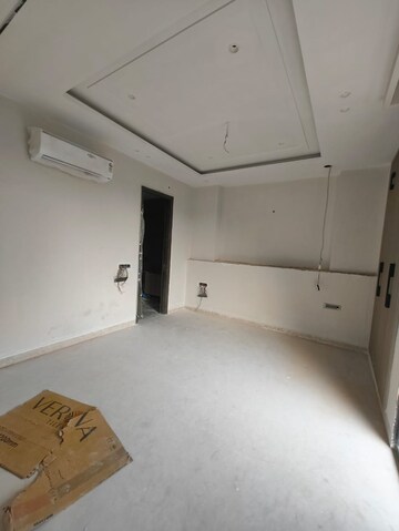 Room in 3 BHK Builder Floor at Nehru Enclave – for Rent