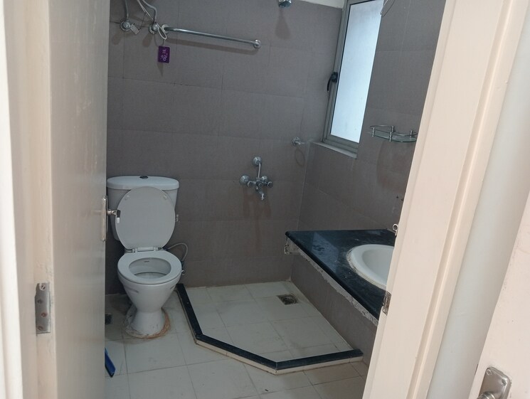 Bathroom, unitech-uniworld-gardens-2 2 Bedroom 937 Sq.Ft. Apartment In Sector 47 Gurgaon 9683463