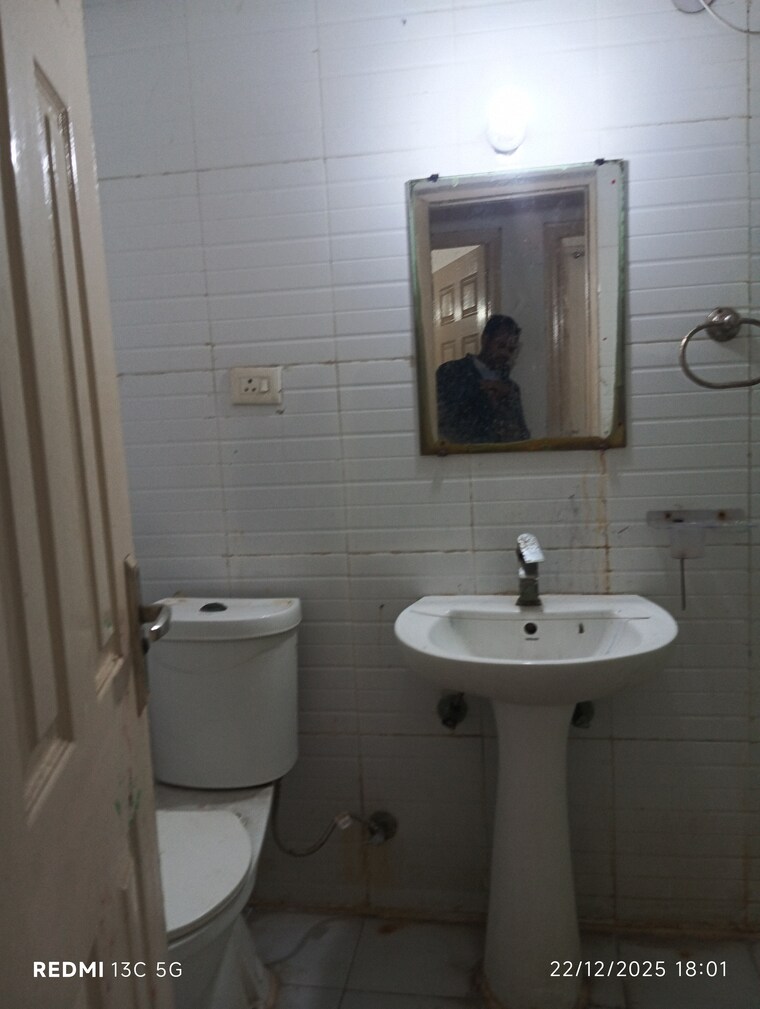 Bathroom, nimbus-the-hyde-park 4 Bedroom 2400 Sq.Ft. Apartment In Sector 78 Noida 9683462