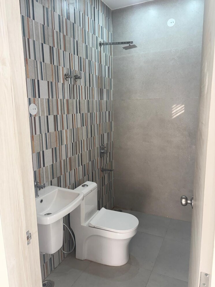 Bathroom, sahastradhara road 4 Bedroom 2200 Sq.Ft. Builder Floor In Sahastradhara Road Dehradun 9683460