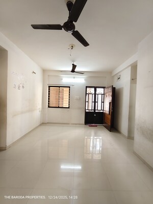 Room in 3 BHK Apartment at Gotri Road – for Rent