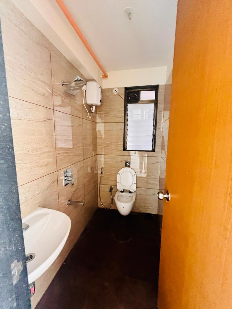 Bathroom, chandak-34-park-estate 2 Bedroom 666 Sq.Ft. Apartment In Goregaon West Mumbai 9683925