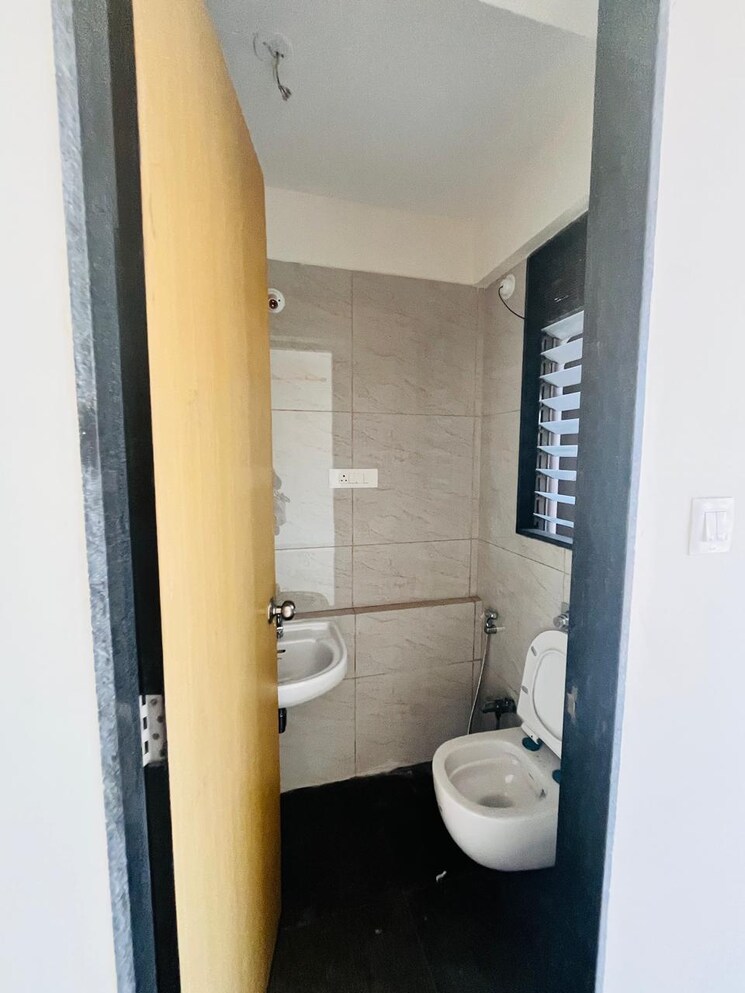 Bathroom, chandak-34-park-estate 2 Bedroom 666 Sq.Ft. Apartment In Goregaon West Mumbai 9683925