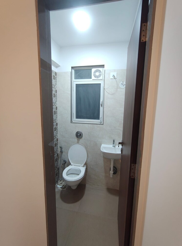 Bathroom, ghatkopar east 1 Bedroom 350 Sq.Ft. Builder Floor In Ghatkopar East Mumbai 9684363