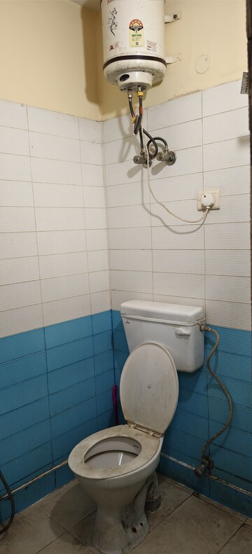 Bathroom in 1 BHK Builder Floor at Dlf City Phase 3 – for Rent