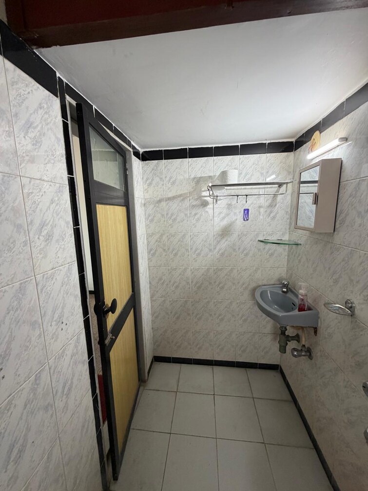 Bathroom, goregaon east 3 Bedroom 880 Sq.Ft. Apartment In Goregaon East Mumbai 9684940
