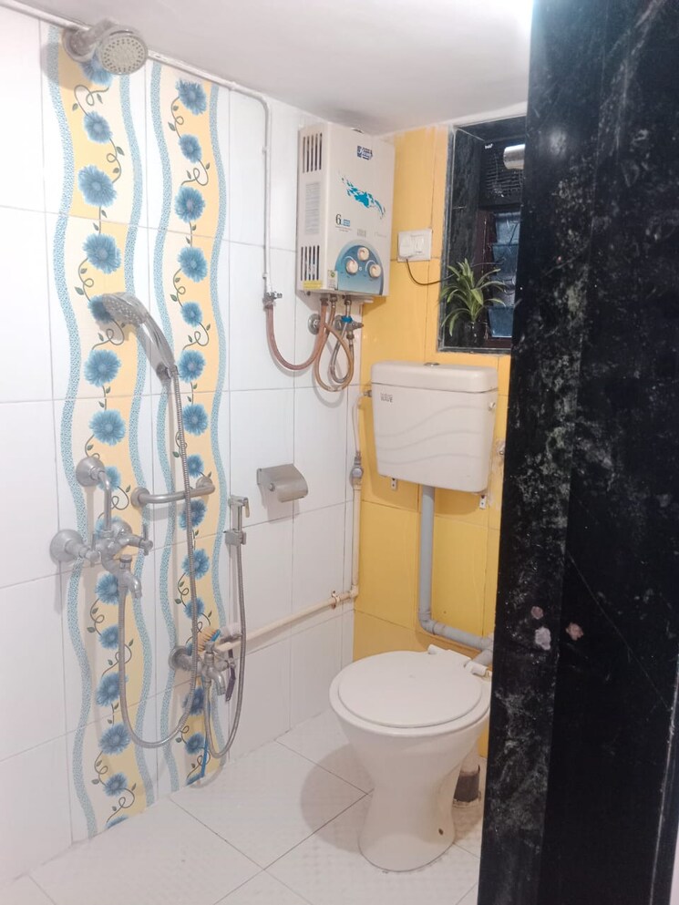 Bathroom, madhuban-apartment-vishnu-nagar 2 Bedroom 680 Sq.Ft. Apartment In Vishnu Nagar Thane 9685007