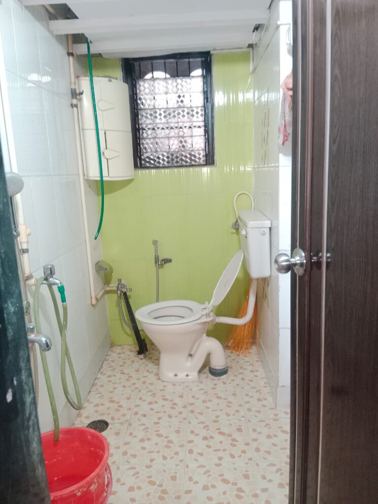 Bathroom, madhuban-apartment-vishnu-nagar 2 Bedroom 680 Sq.Ft. Apartment In Vishnu Nagar Thane 9685007