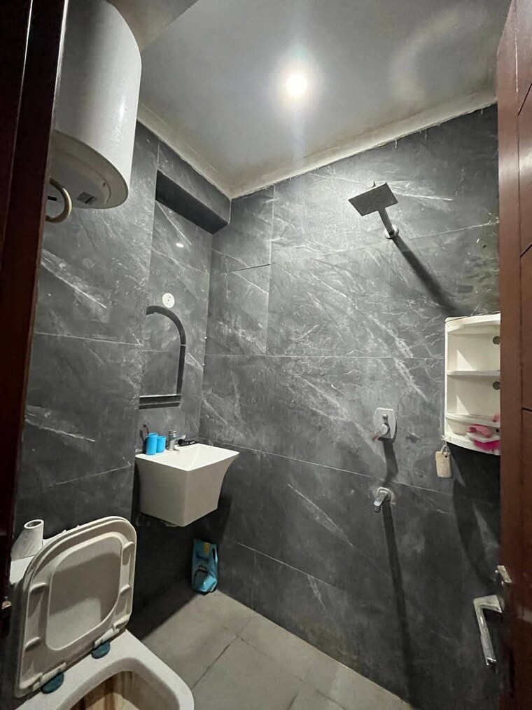 Bathroom, maidan garhi 2 Bedroom 1000 Sq.Ft. Apartment In Maidan Garhi Delhi 9685161