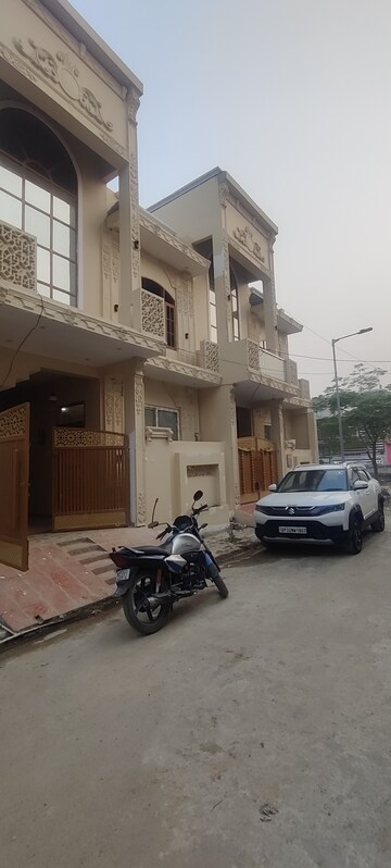 Parking in 4 BHK Villa at Safedabad – for Sale