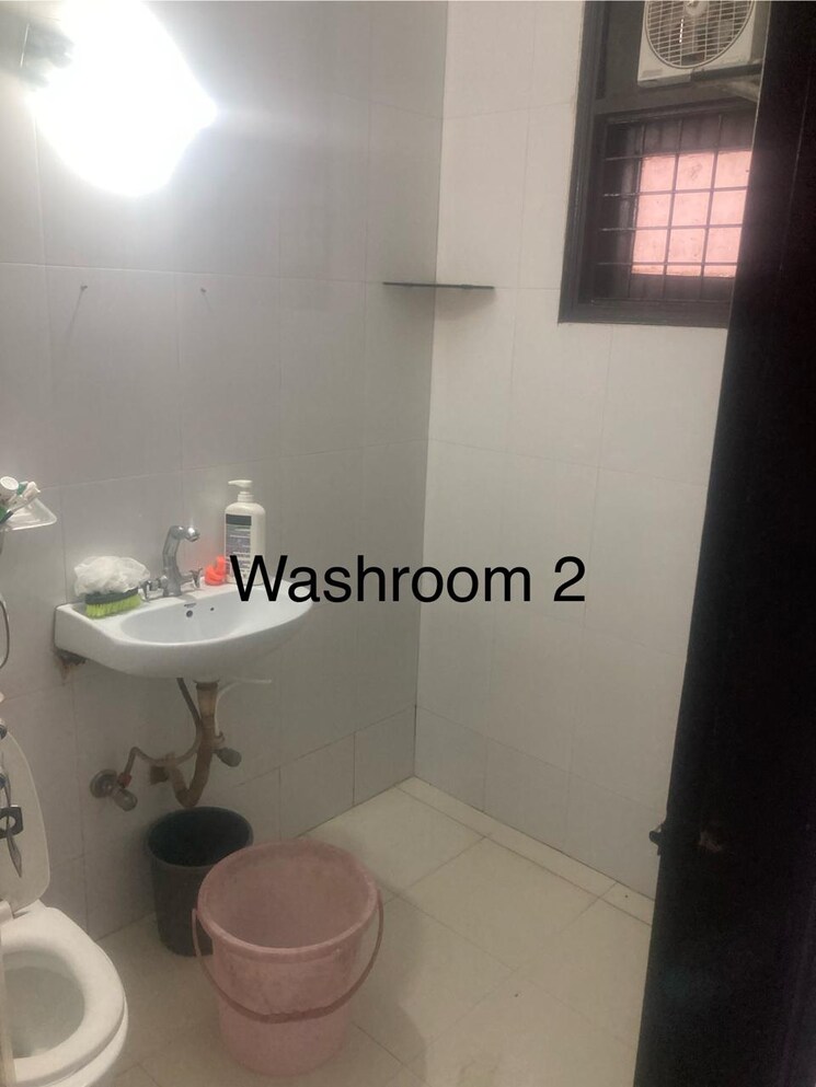 Bathroom, chattarpur 3 Bedroom 110 Sq.Yd. Builder Floor In Chattarpur Delhi 9685266
