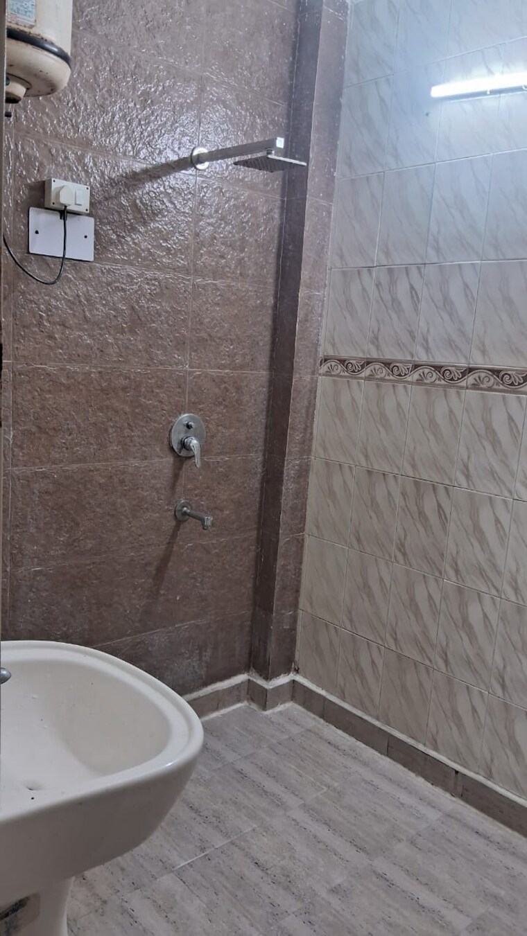 Bathroom, lajpat nagar 2 Bedroom 950 Sq.Ft. Builder Floor In Lajpat Nagar Delhi 9685275