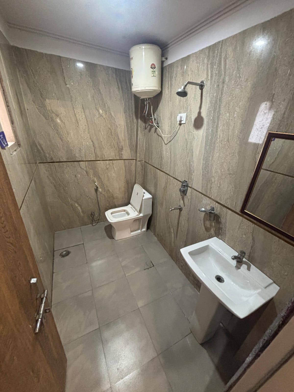 StudioBuilder Floor For Rent in DLF City Phase III