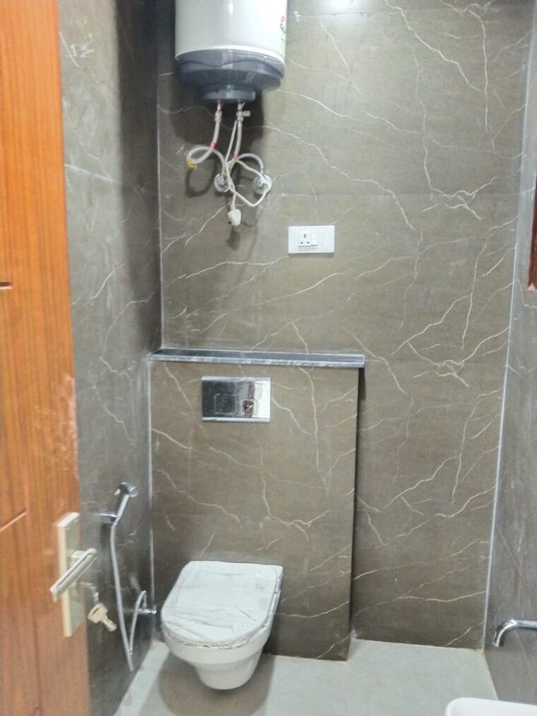 Bathroom, freedom fighters enclave 2 Bedroom 900 Sq.Ft. Apartment In Freedom Fighters Enclave Delhi 9685514