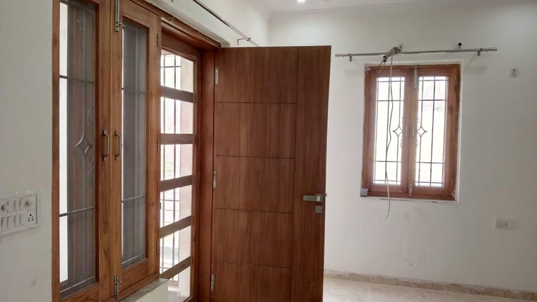 Room, sector 116 3 Bedroom 18 Sq.Mt. Builder Floor In Sector 116 Noida 9685742