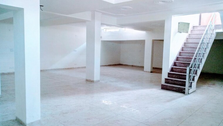 Room, sector 116 3 Bedroom 18 Sq.Mt. Builder Floor In Sector 116 Noida 9685742