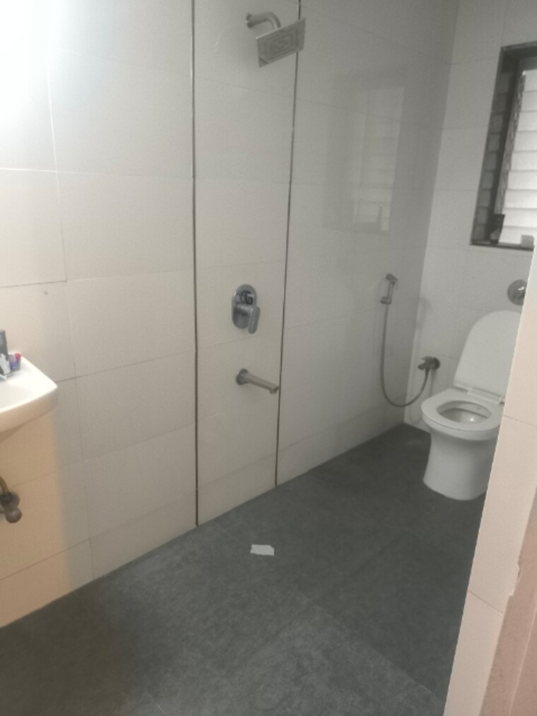 Bathroom, k-raheja-vihar 2 Bedroom 700 Sq.Ft. Apartment In Powai Mumbai 9686123