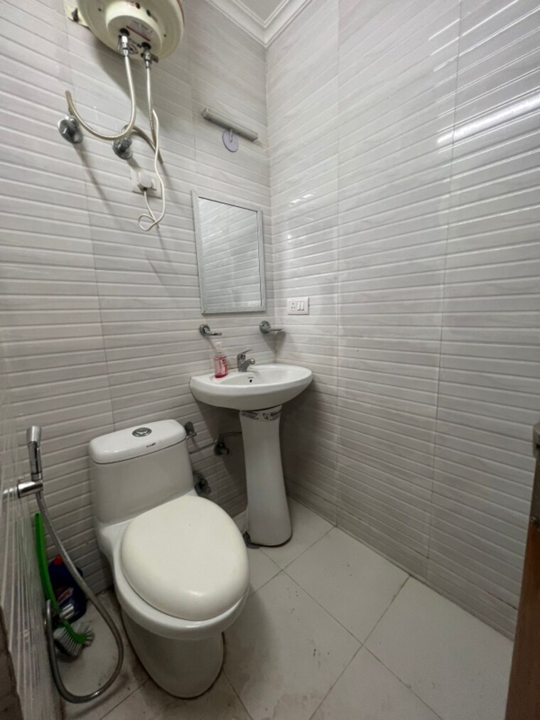 Bathroom, sector 44 1 RK 400 Sq.Ft. Builder Floor In Sector 44 Gurgaon 9686050