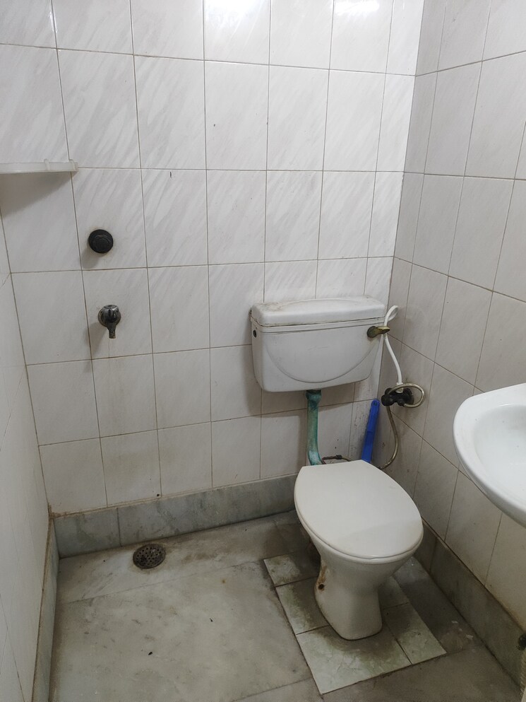 Bathroom, varun-enclave Studio 380 Sq.Ft. Independent House In Sector 28 Noida 9686049