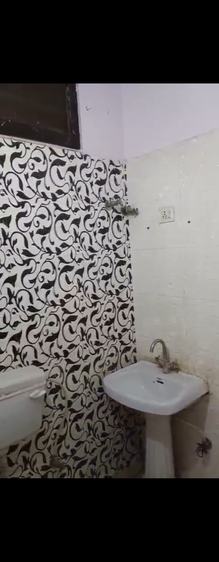 Bathroom, uttam nagar west 2 Bedroom 80 Sq.Yd. Builder Floor In Uttam Nagar West Delhi 9686071