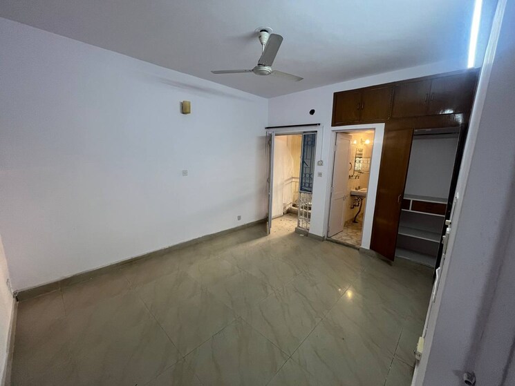 Room, vasant kunj 3 Bedroom 1500 Sq.Ft. Apartment In Vasant Kunj Delhi 9686108