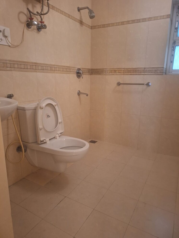 Bathroom, vasant kunj 3 Bedroom 1500 Sq.Ft. Apartment In Vasant Kunj Delhi 9686255