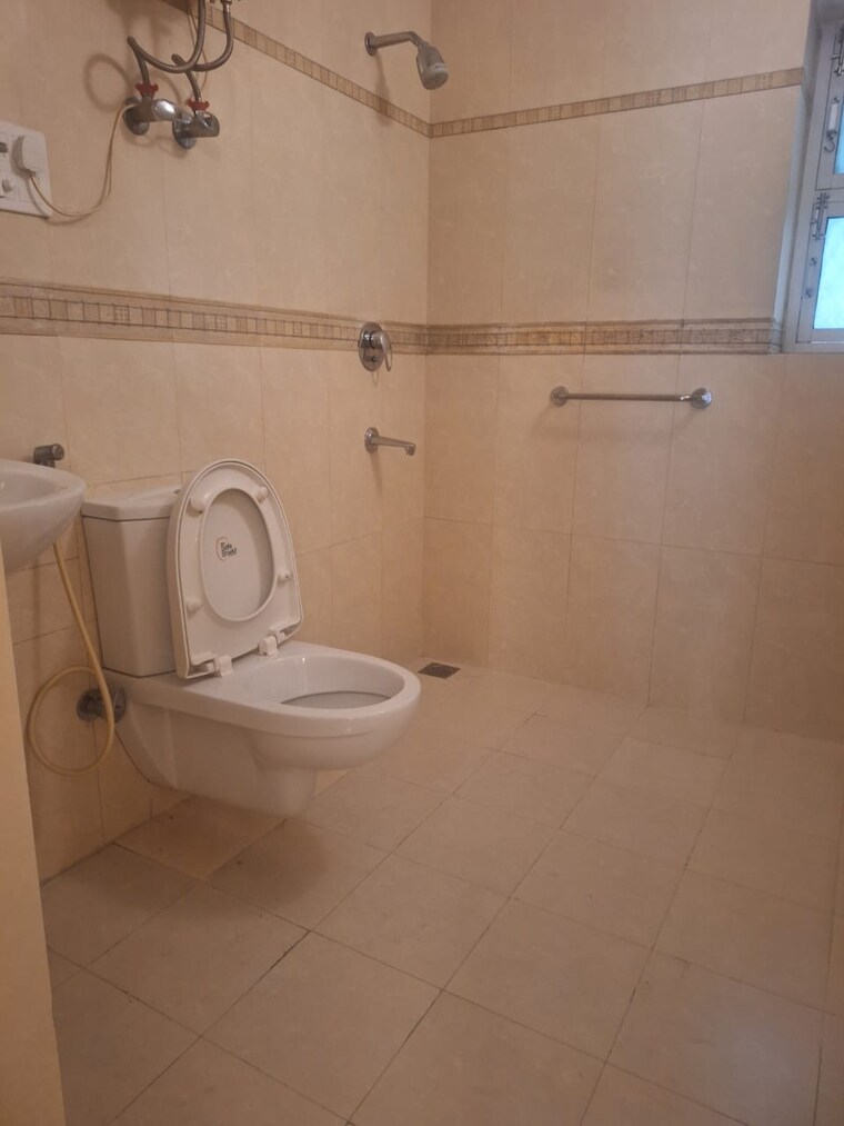 Bathroom, vasant kunj 3 Bedroom 1500 Sq.Ft. Apartment In Vasant Kunj Delhi 9686255