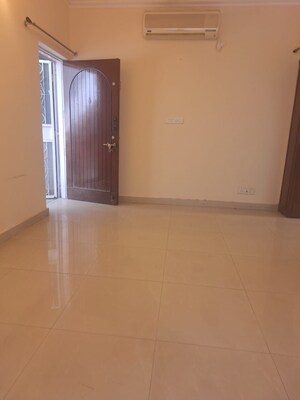 Room in 3 BHK Apartment at Vasant Kunj – for Rent