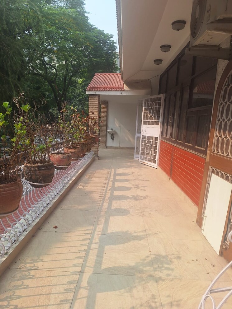 Balcony, vasant kunj 3 Bedroom 1500 Sq.Ft. Apartment In Vasant Kunj Delhi 9686255