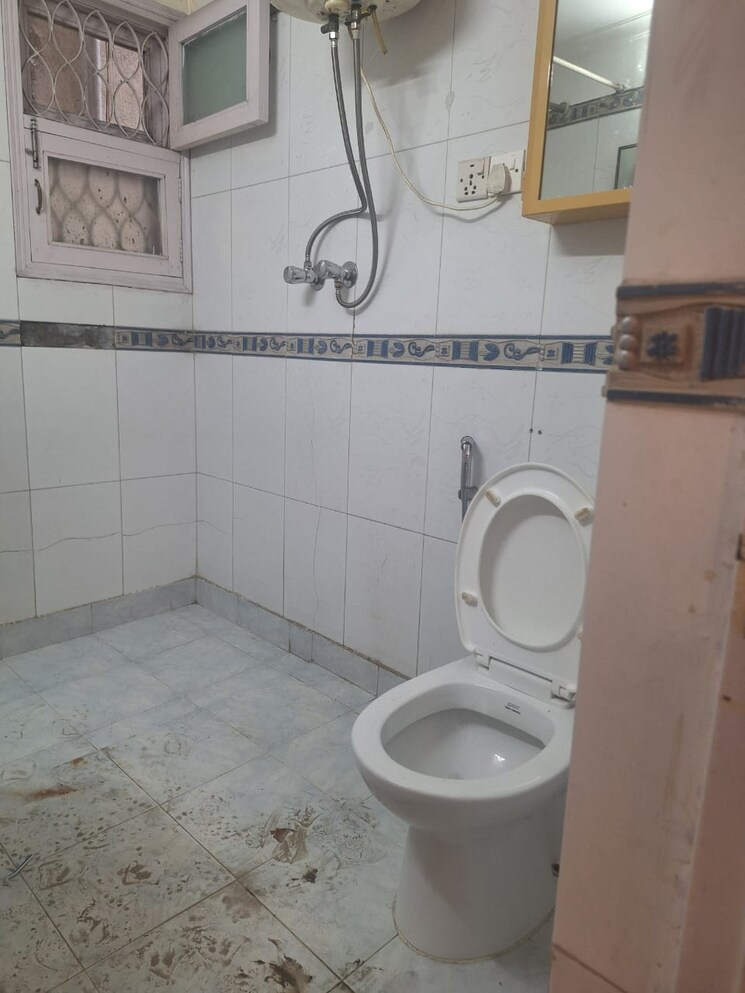Bathroom, vasant kunj 3 Bedroom 1500 Sq.Ft. Apartment In Vasant Kunj Delhi 9686255