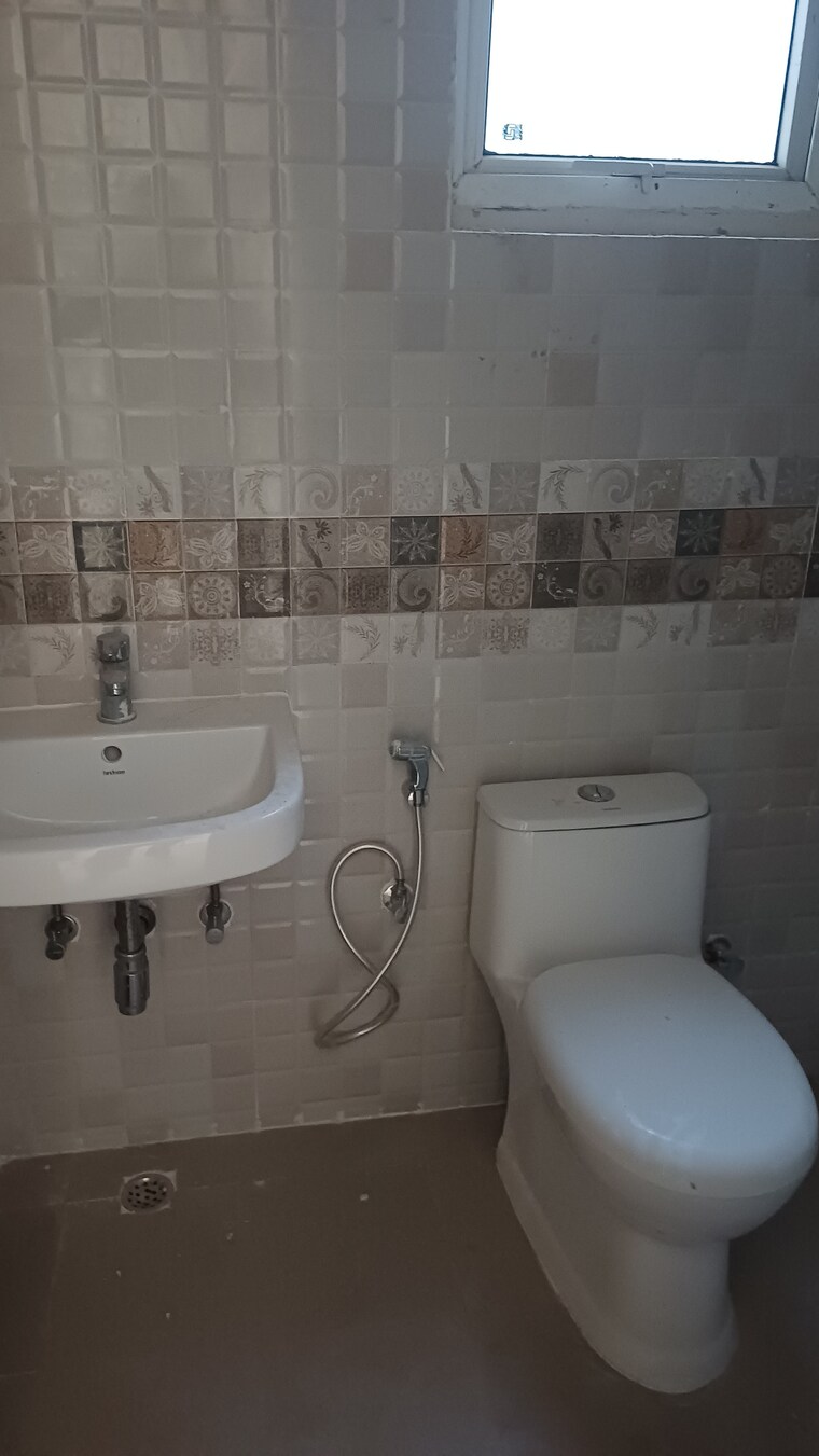 Bathroom, signature-global-park 2 Bedroom 822 Sq.Ft. Builder Floor In Sohna Sector 36 Gurgaon 9686307