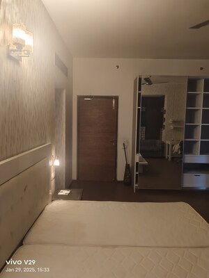 Room in 3 BHK Apartment at DLF Hamilton Court, Sector 27 – for Sale