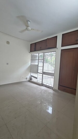 Room in 3 BHK Apartment at Vasant Kunj – for Rent