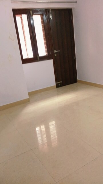 Room in 3 BHK Apartment at Vasant Kunj – for Rent